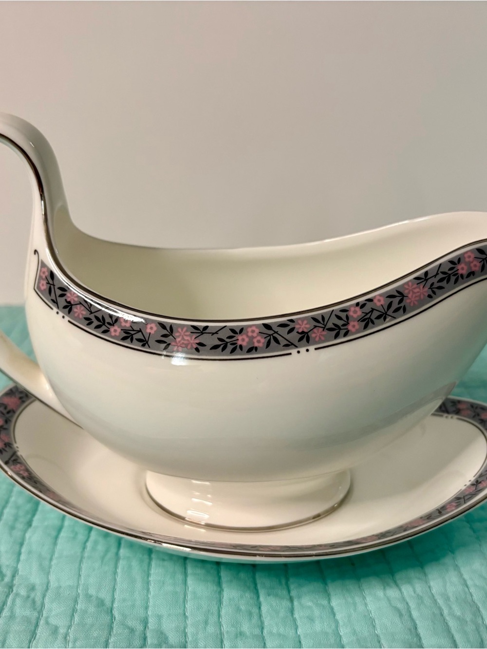 Wedgwood bone China gravy boat & stand vintage Fairmont collection made in engl